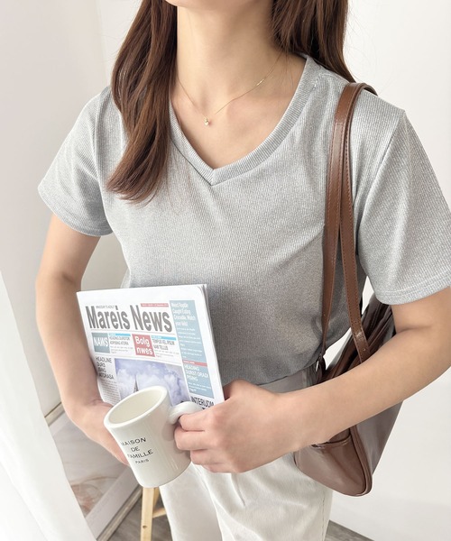 Amulet（アミュレット）の「大人の抜け感にちょうどいい　リブタッチVネックトップス（Tシャツ/カットソー・レディース・ホワイト/グレー/ブラック・S/M/L）」の22枚目の写真