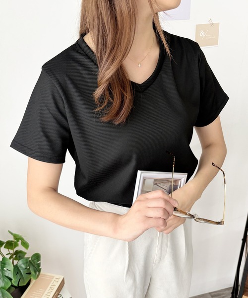 Amulet（アミュレット）の「大人の抜け感にちょうどいい　リブタッチVネックトップス（Tシャツ/カットソー・レディース・ホワイト/グレー/ブラック・S/M/L）」の4枚目の写真