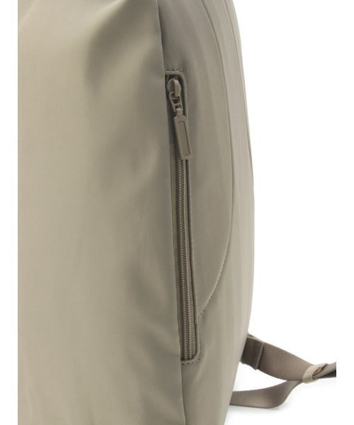 emmi(エミ)の「eco 撥水2wayボディバックパック(バックパック/リュック・レディース・ブラック/モカ・F)」の21枚目の写真