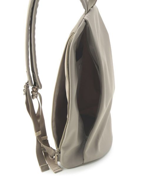 emmi（エミ）の「eco 撥水2wayボディバックパック（バックパック/リュック・レディース・ブラック/モカ・F）」の19枚目の写真