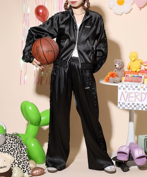 NERDY（ノルディ）の「サテンバイカートラックトップ（ジャージ）」 - WEAR