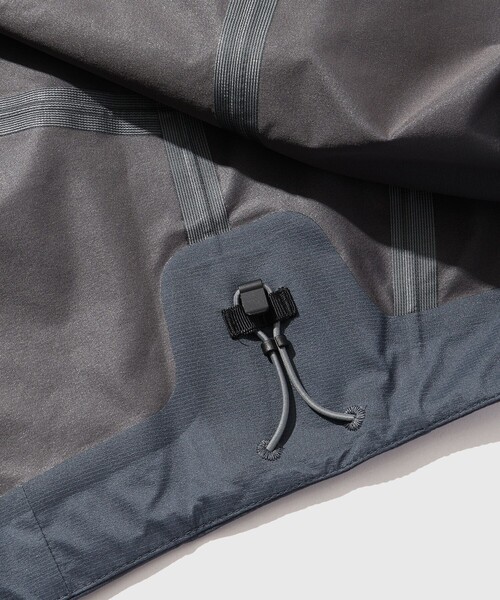 DESCENTE ALLTERRAIN(デサント オルテライン)の「【DESCENTE ALLTERRAIN 81】L3L OVER SHELL JACKET(ナイロンジャケット・メンズ・ブラック/ライトグレー・L/M/S)」の18枚目の写真