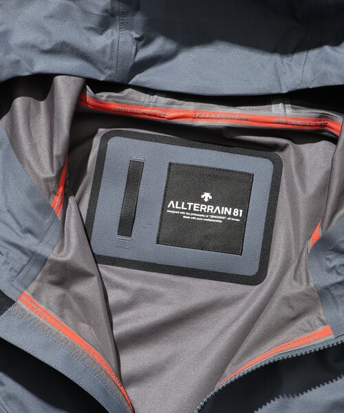 DESCENTE ALLTERRAIN(デサント オルテライン)の「【DESCENTE ALLTERRAIN 81】L3L OVER SHELL JACKET(ナイロンジャケット・メンズ・ブラック/ライトグレー・L/M/S)」の4枚目の写真