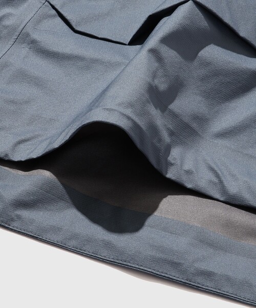 DESCENTE ALLTERRAIN(デサント オルテライン)の「【DESCENTE ALLTERRAIN 81】L3L OVER SHELL JACKET(ナイロンジャケット・メンズ・ブラック/ライトグレー・L/M/S)」の5枚目の写真