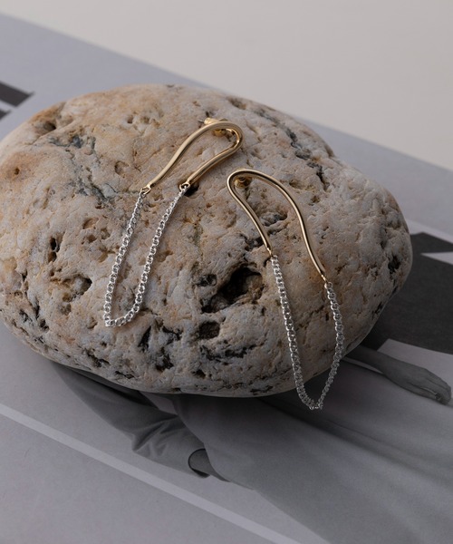 MAISON BREEZE(メゾンブリーズ)の「【MAISON BREEZE】ピアス Combination Metal ニッケルフリー メタル ハーフ ウェーブ ライン キヘイチェーン オーバル チタンポスト スタッドピアス OSWY(ピアス(両耳用)・レディース・ゴールド/シルバー・FREE)」の3枚目の写真
