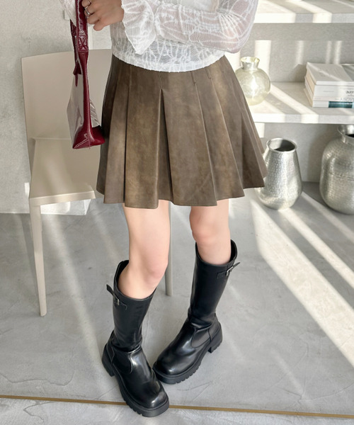 Ada.(エイダ)の「フェイクレザー プリーツ ミニスカート(スカート・レディース・ブラック/ブラウン・S/M)」の12枚目の写真