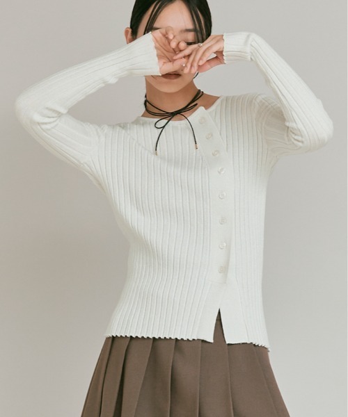W:Huku(フーク)の「アシンメトリー ラメ ウール ニット カーディガン / Asymmetric Lame Wool-Blend Cardigan(カーディガン/ボレロ・レディース・オフホワイト/ブラック/チャコール・FREE)」の2枚目の写真
