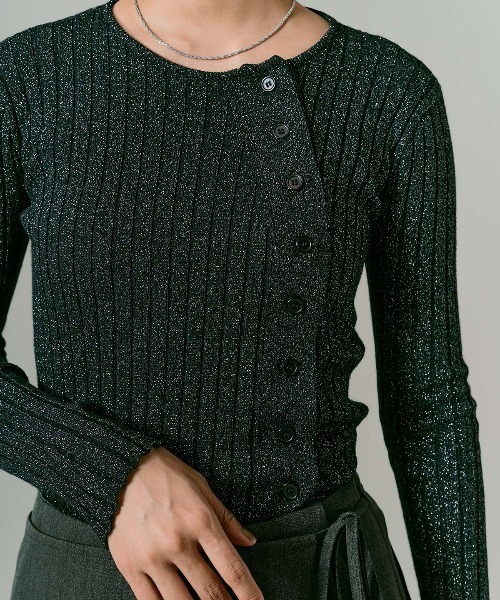 W:Huku(フーク)の「アシンメトリー ラメ ウール ニット カーディガン / Asymmetric Lame Wool-Blend Cardigan(カーディガン/ボレロ・レディース・オフホワイト/ブラック/チャコール・FREE)」の3枚目の写真