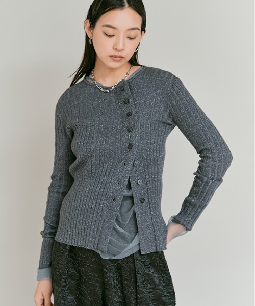 W:Huku(フーク)の「アシンメトリー ラメ ウール ニット カーディガン / Asymmetric Lame Wool-Blend Cardigan(カーディガン/ボレロ・レディース・オフホワイト/ブラック/チャコール・FREE)」の5枚目の写真