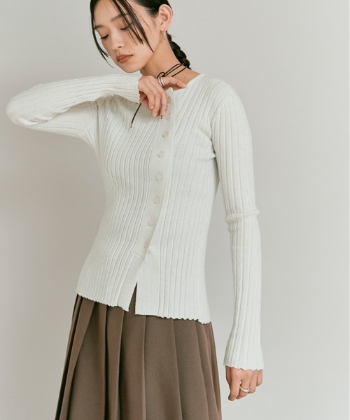 W:Huku(フーク)の「アシンメトリー ラメ ウール ニット カーディガン / Asymmetric Lame Wool-Blend Cardigan(カーディガン/ボレロ・レディース・オフホワイト/ブラック/チャコール・FREE)」の19枚目の写真