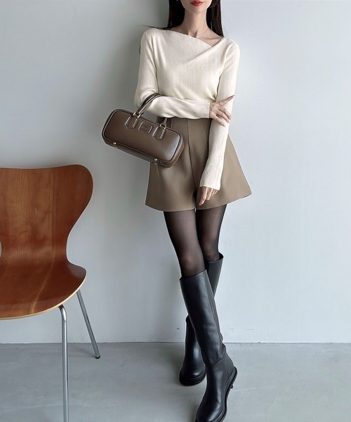 Meiru(メイル)の「ラインストーンアシメネックリブニット(薄手)(ニット/セーター・レディース・ブラック/ピンク/アイボリー/チャコール/ブラウン・LARGE/MEDIUM)」の11枚目の写真