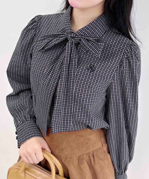 INGNI(イング)の「胸刺繍ボウタイブラウス(シャツ/ブラウス・レディース・ブラック/サックスブルー/オフホワイト/ブラウン系その他2/ネイビー系2・M)」の1枚目の写真