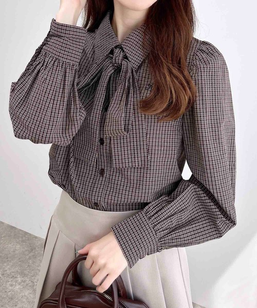 INGNI(イング)の「胸刺繍ボウタイブラウス(シャツ/ブラウス・レディース・ブラック/サックスブルー/オフホワイト/ブラウン系その他2/ネイビー系2・M)」の4枚目の写真