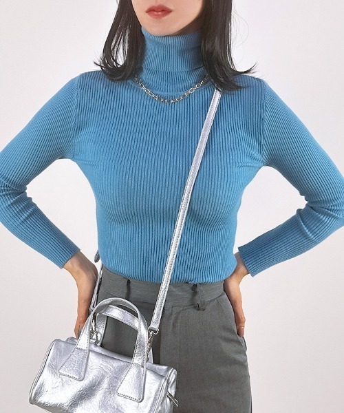 CLOTHY(クロシィ)の「【着回し力∞ カラーで楽しむリブトップス!】タートルネックリブニット(ニット/セーター・レディース・グリーン/レッド/ブラック/オレンジ/オフホワイト/ブルー/ベージュ・MEDIUM)」の14枚目の写真