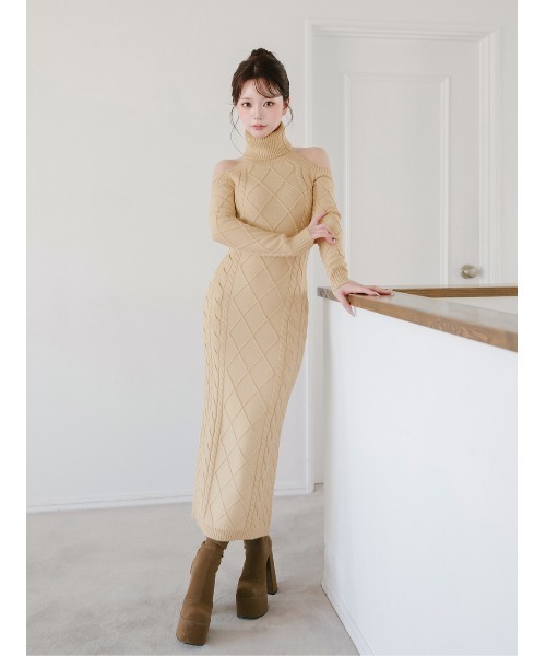 オープンショルダーケーブルニットロングワンピース（ワンピース