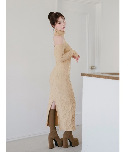 オープンショルダーケーブルニットロングワンピース（ワンピース
