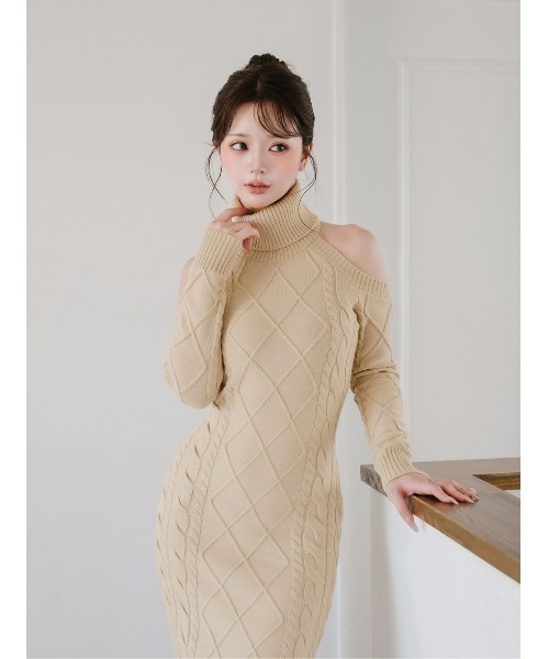 オープンショルダーケーブルニットロングワンピース（ワンピース