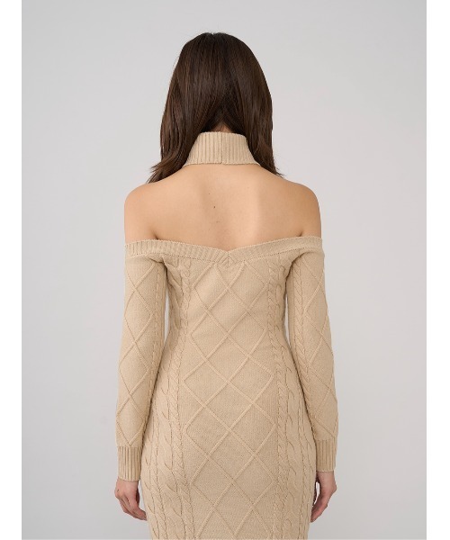 オープンショルダーケーブルニットロングワンピース（ワンピース