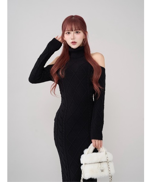 オープンショルダーケーブルニットロングワンピース（ワンピース