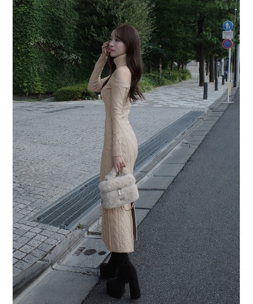 オープンショルダーケーブルニットロングワンピース（ワンピース