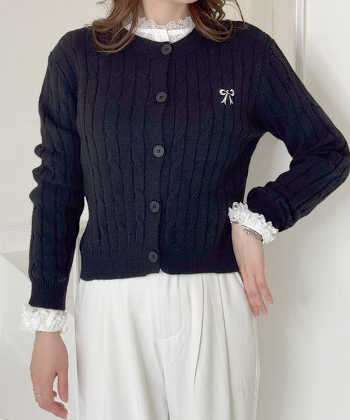 frunco(フランコ)の「リボン刺繍ニットカーディガン(カーディガン/ボレロ・レディース・ブラック/レッド/ピンク/ホワイト/グレー・FREE)」の2枚目の写真