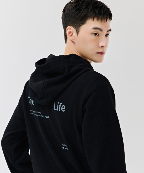 CHASECULT（チェイスカルト）の「共用エッセンシャルレタリングフードパーカー-DEZU5104B03（パーカー・メンズ・ブラック・90/95/100/105/110）」の2枚目の写真