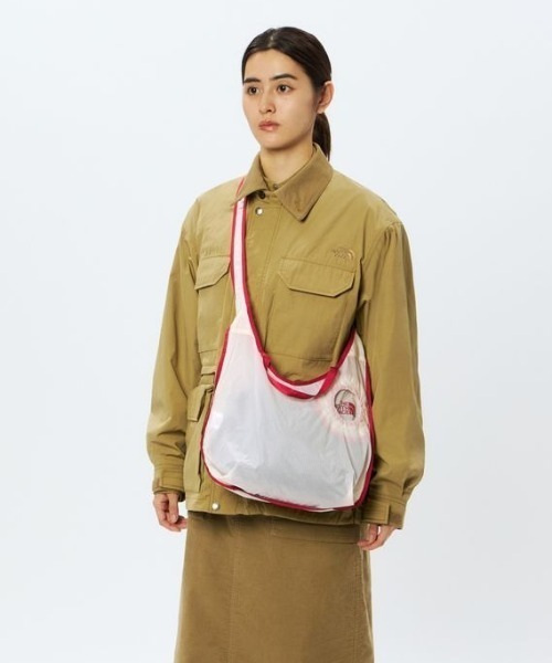THE NORTH FACE(ザノースフェイス)の「THE NORTH FACE/ザ・ノース・フェイス エコバッグ アストラ M ショルダーバッグ 8L NM82504(エコバッグ/サブバッグ・メンズ・ホワイト×グリーン/ホワイト×レッド/ホワイト×ブラック・FREE)」の4枚目の写真