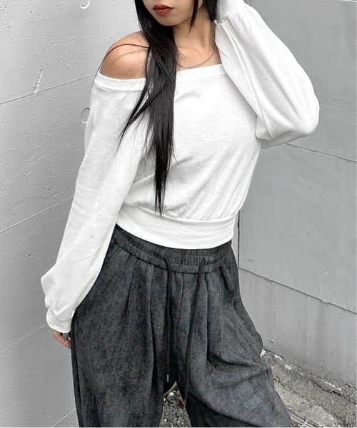 LVEU.（ラブユ.）の「【LVEU.】オフショルスウェットトップス / トップス スウェット オフショル オフショルダー クロップド ショート 長袖 ブラック ホワイト グレー ZOZOTOWN限定（スウェット・レディース・ホワイト/グレー/ブラック・FREE）」の2枚目の写真