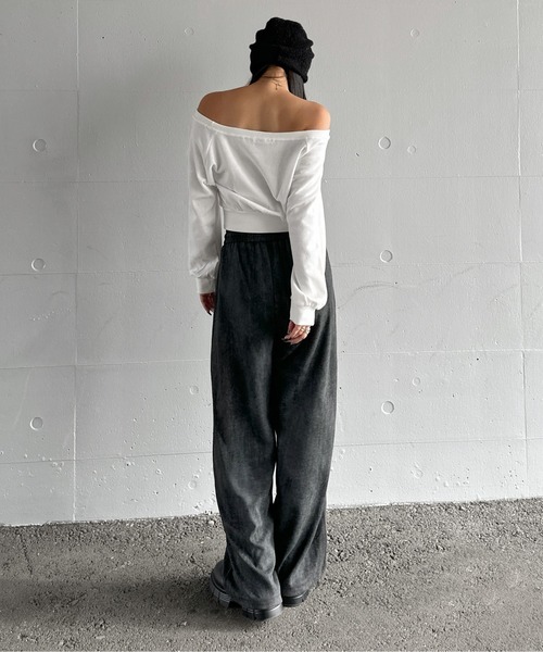 LVEU.（ラブユ.）の「【LVEU.】オフショルスウェットトップス / トップス スウェット オフショル オフショルダー クロップド ショート 長袖 ブラック ホワイト グレー ZOZOTOWN限定（スウェット・レディース・ホワイト/グレー/ブラック・FREE）」の7枚目の写真