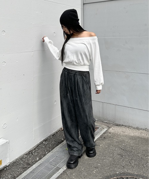 LVEU.（ラブユ.）の「【LVEU.】オフショルスウェットトップス / トップス スウェット オフショル オフショルダー クロップド ショート 長袖 ブラック ホワイト グレー ZOZOTOWN限定（スウェット・レディース・ホワイト/グレー/ブラック・FREE）」の12枚目の写真