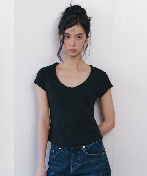 CURETTY(キュリティ)の「C 90S ライン Vネック ハーフスリーブ Tシャツ_ブラック(Tシャツ/カットソー・レディース・ブラック・SMALL)」の1枚目の写真