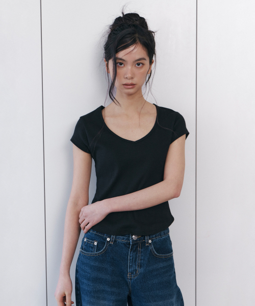 CURETTY(キュリティ)の「C 90S ライン Vネック ハーフスリーブ Tシャツ_ブラック(Tシャツ/カットソー・レディース・ブラック・SMALL)」の5枚目の写真