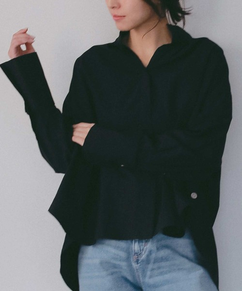 AJUGA.（アジュガ）の「サイドボタン付き スキッパーシャツ【セレモニー/オケージョン】（シャツ/ブラウス・レディース・オフホワイト/ライトブルー/ブラック・FREE）」の2枚目の写真