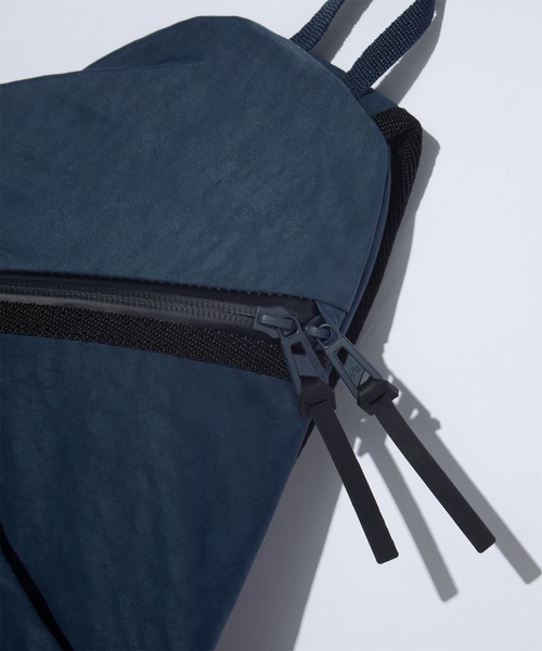 F/CE. （エフシーイー）の「F/CE. TEXTURED TWILL 3 POINTS SLINGER BAG / エフシーイー テクスチャードツイル 3ポイント スリンガーバッグ（ショルダーバッグ・メンズ・ブラック/ネイビー・FREE）」の8枚目の写真