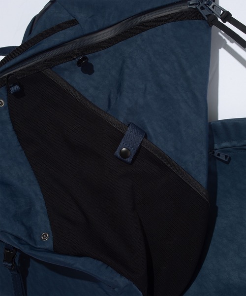 F/CE. （エフシーイー）の「F/CE. TEXTURED TWILL 3 POINTS SLINGER BAG / エフシーイー テクスチャードツイル 3ポイント スリンガーバッグ（ショルダーバッグ・メンズ・ブラック/ネイビー・FREE）」の9枚目の写真