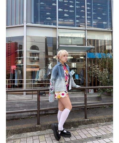 Desigual（デシグアル）の「カラフル花柄刺繍 グラデーションデニムジャケット 2026年春夏 新作（デニムジャケット・レディース・ブルー・L/M/S/XS/XL）」の10枚目の写真