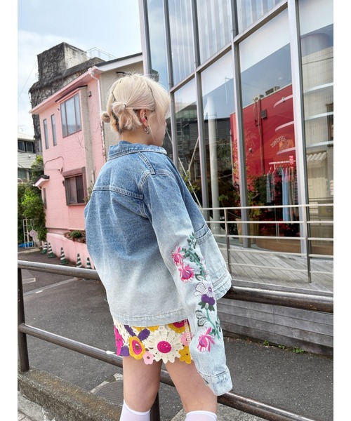 Desigual（デシグアル）の「カラフル花柄刺繍 グラデーションデニムジャケット 2026年春夏 新作（デニムジャケット・レディース・ブルー・L/M/S/XS/XL）」の9枚目の写真