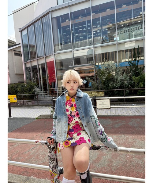 Desigual（デシグアル）の「カラフル花柄刺繍 グラデーションデニムジャケット 2026年春夏 新作（デニムジャケット・レディース・ブルー・L/M/S/XS/XL）」の4枚目の写真