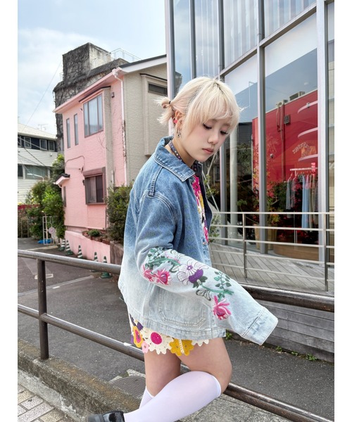 Desigual（デシグアル）の「カラフル花柄刺繍 グラデーションデニムジャケット 2026年春夏 新作（デニムジャケット・レディース・ブルー・L/M/S/XS/XL）」の8枚目の写真