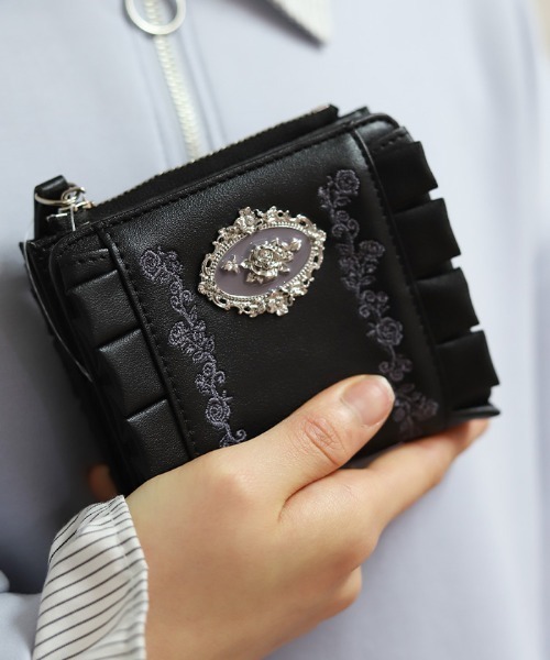 axes femme（アクシーズファム）の「ローズ刺繍フリルミニ財布（その他雑貨・レディース・ブラック/ピンク/ブルー・FREE）」の2枚目の写真