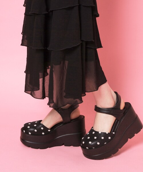 cs T&P(シーエスティーアンドピー)の「厚底ストラップパンプス(パンプス・レディース・ブラック系8/ブラック/アイボリー・LL/L/M/S)」の1枚目の写真