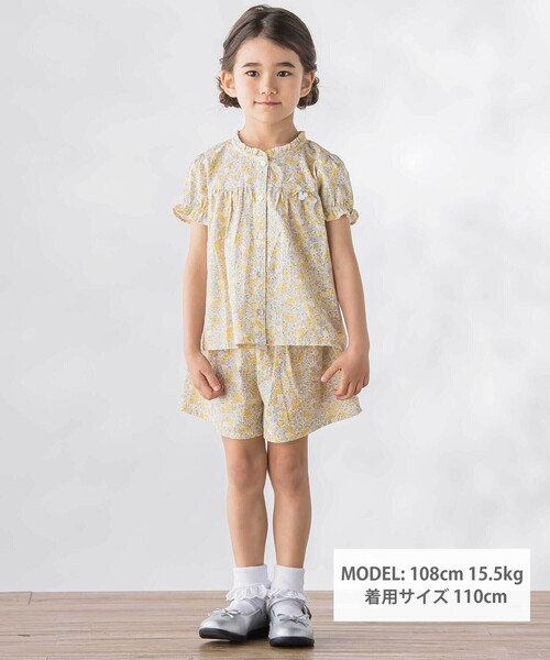BeBe Petits Pois Vert（ベベプチポワヴェール）の「【店舗限定】花柄ブラウス＋ショートパンツセットアップ(95～150㎝)（セットアップ・キッズ・イエロー系その他/ピンク系その他・95cm/150cm/120cm/130cm/140cm/110cm/100cm）」の3枚目の写真