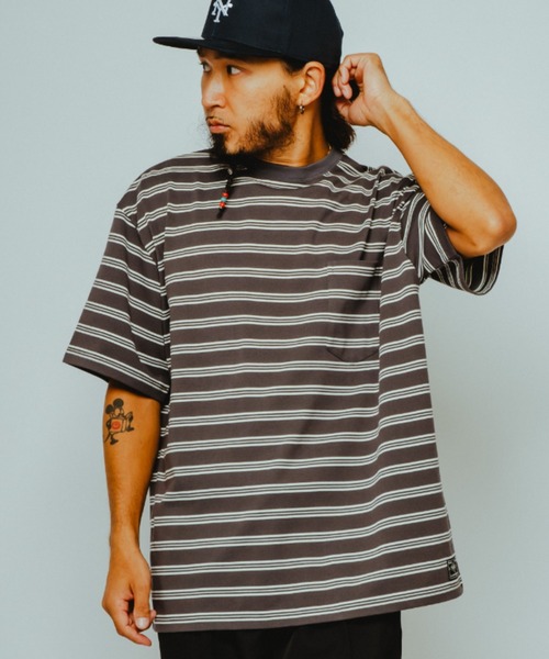 BIG MIKE（ビッグマイク）の「BIG MIKE ビックマイク / ボーダー サングラスポケット 半袖 Tシャツ //// 102628590（Tシャツ/カットソー・メンズ・サンドベージュ/ブラウン系その他/グレー×ホワイト/チャコール・MEDIUM/X-LARGE/LARGE）」の2枚目の写真