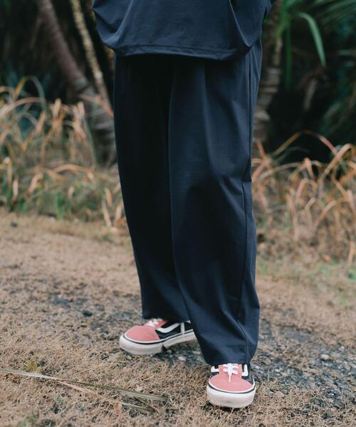 URBAN RESEARCH（アーバンリサーチ）の「Wide Dad　BREEZY TECH EASY PANTS（その他パンツ・メンズ・ブラック/ネイビー・1/2）」の4枚目の写真
