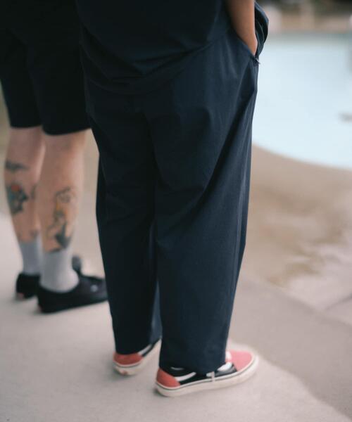 URBAN RESEARCH（アーバンリサーチ）の「Wide Dad　BREEZY TECH EASY PANTS（その他パンツ・メンズ・ブラック/ネイビー・1/2）」の5枚目の写真