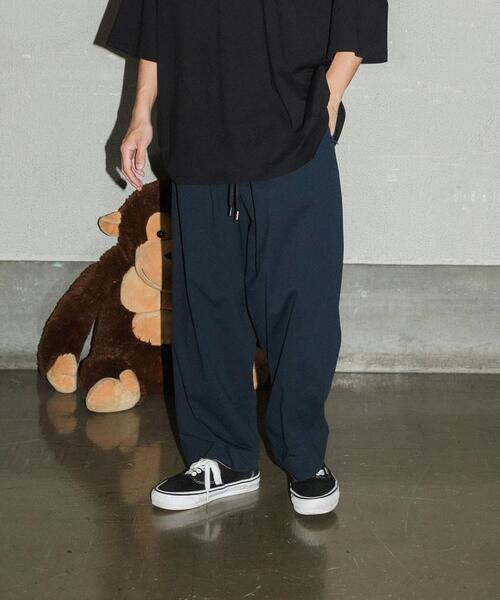 URBAN RESEARCH（アーバンリサーチ）の「Wide Dad　BREEZY TECH EASY PANTS（その他パンツ・メンズ・ブラック/ネイビー・1/2）」の10枚目の写真