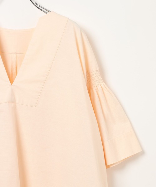 studio CLIP(スタディオクリップ)の「コットンリネン袖ギャザーVネックブラウス(Tシャツ/カットソー・レディース・クリーム/ライトブルー/オレンジ・FREE)」の22枚目の写真