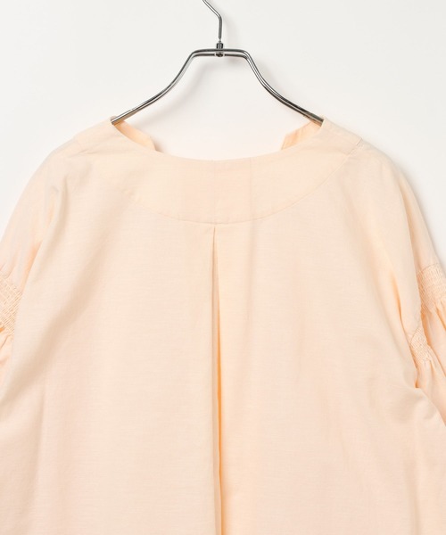studio CLIP(スタディオクリップ)の「コットンリネン袖ギャザーVネックブラウス(Tシャツ/カットソー・レディース・クリーム/ライトブルー/オレンジ・FREE)」の4枚目の写真