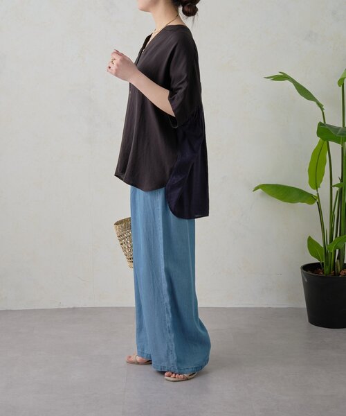 Jena espace merveilleux(ジェナ エスパスメルヴェイユ)の「バックギャザー異素材シャツ(シャツ/ブラウス・レディース・ブラック/ブルー/オフホワイト・FREE)」の15枚目の写真