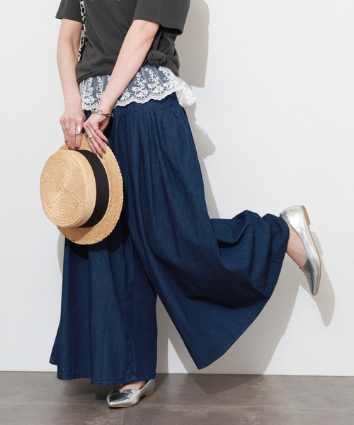 atONE（アットワン）の「エアリーデニムタックワイドパンツ（デニムパンツ・レディース・ネイビー/ワンウォッシュ・M/L/LL/3L/4L）」の2枚目の写真